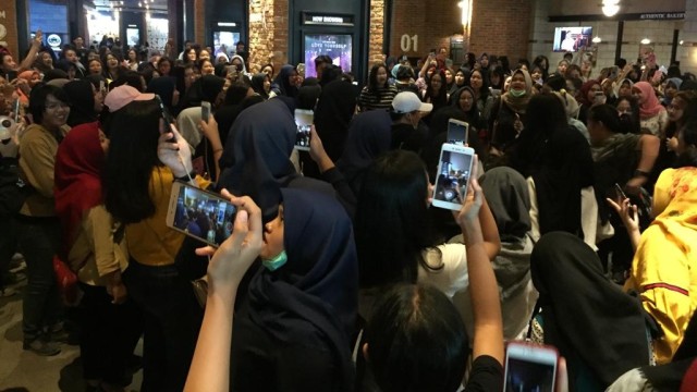 ARMY menari di sela-sela pemutaran film konser 'BTS World Tour Love Yourself in Seoul', Jakarta, Sabtu (26/1). (Foto: Masajeng R/kumparan)