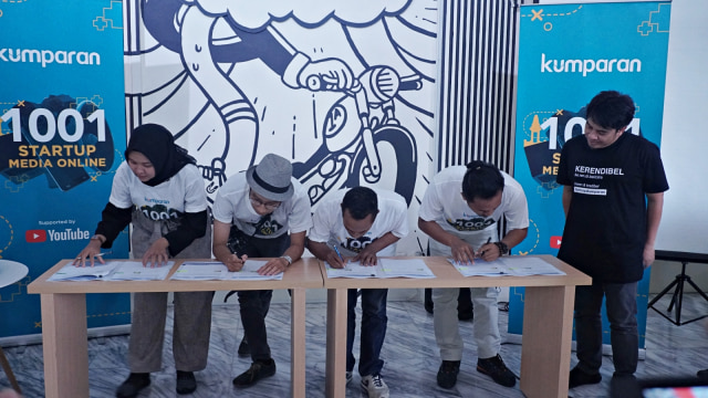 Penandatanganan MoU perwakilan dari Surabaya, Jakarta, NTT, Kendari didampingi oleh Pemimpin Redaksi kumparan, Arifin Asydhad. (Foto: Matheus Marsely/kumparan)