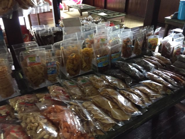 Oleh-oleh makanan khas Belitung di Kampoeng Ahok. Foto: Selli Nisrina Faradilla/kumparan