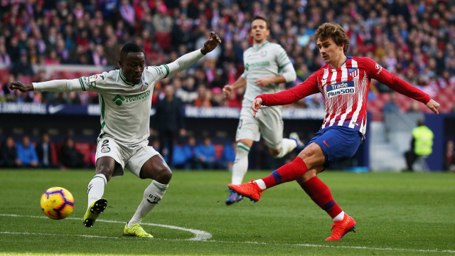 Tembakan Antoine Griezmann dari luar kotak penalti. (Foto: REUTERS/Javier Barbancho)