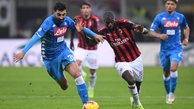 Duel antara Albiol dan Bakayoko. (Foto: REUTERS/Alberto Lingria)