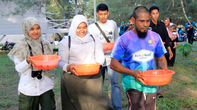 Pelepasan Penyu di kawasan Konservasi Penyu Aroen Meubanja di Desa Keude Panga (Foto: ANTARAFOTO/Syifa Yulinnas )