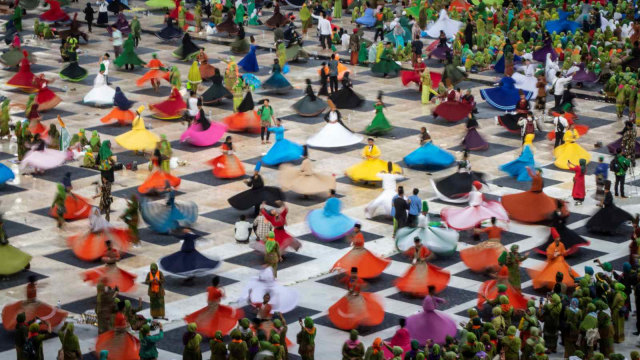 Peserta dari Muslimat NU menyaksikan tarian Sufi ketika mengikuti Harlah Ke-73 Muslimat NU, doa bersama untuk keselamatan bangsa, dan maulidrrasul, di Stadion Utama Gelora Bung Karno, Senayan, Jakarta, Minggu (27/1/2019). Acara tersebut mengangkat tema "Khidmah Muslimat NU, Jaga Aswaja, Teguhkan Bangsa".  (Foto: ANTARA FOTO/Aprillio Akbar/Pras)