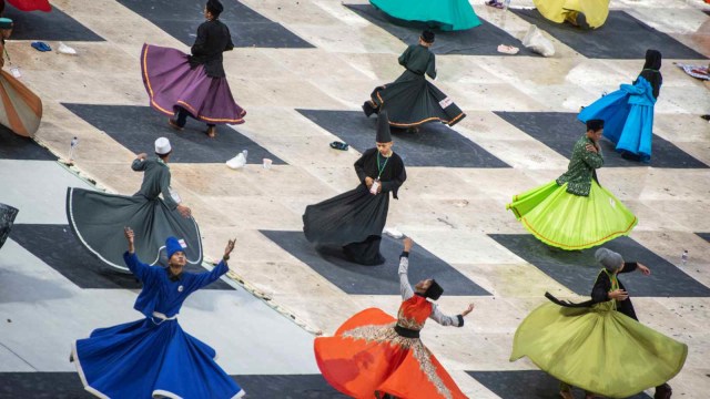 Penampilan tarian Sufi dalam acara Harlah Ke-73 Muslimat NU, doa bersama untuk keselamatan bangsa, dan maulidrrasul, di Stadion Utama Gelora Bung Karno, Senayan, Jakarta, Minggu (27/1/2019).  (Foto: ANTARA FOTO/Aprillio Akbar/Pras)