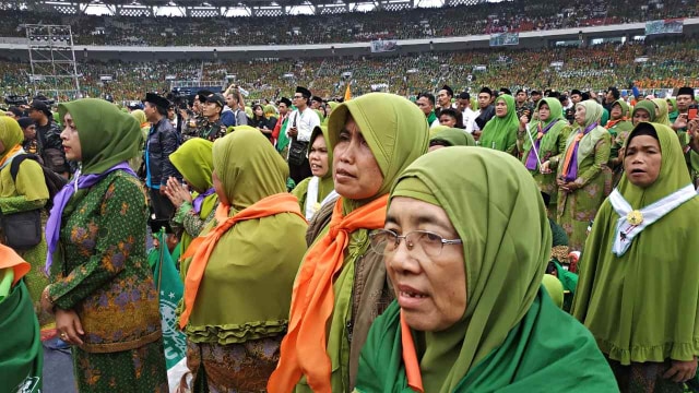 Peserta dari Muslimat NU mengikuti Harlah Ke-73 Muslimat NU, doa bersama untuk keselamatan bangsa, dan maulidrrasul, di Stadion Utama Gelora Bung Karno, Senayan, Jakarta, Minggu (27/1/2019).  (Foto: Fanny Kusumawardhani/kumparan)