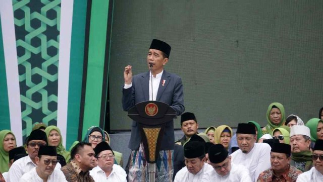 Presiden Jokowi memberikan sambutan di Harlah Ke-73 Muslimat NU, doa bersama untuk keselamatan bangsa, dan maulidrrasul, di Stadion Utama Gelora Bung Karno, Senayan, Jakarta, Minggu (27/1/2019). Foto: Fanny Kusumawardhani/kumparan