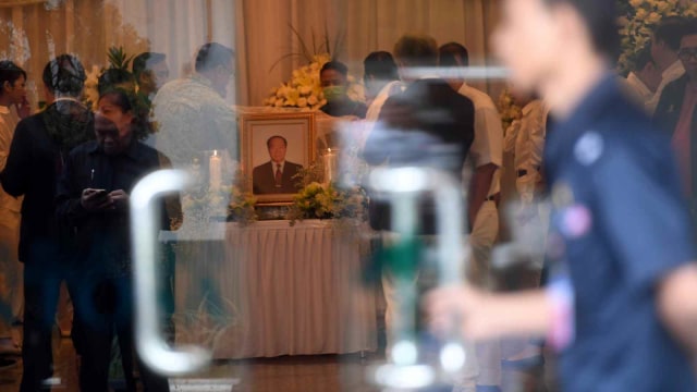 Kerabat memberikan penghormatan terakhir kepada Pendiri Sinar Mas Group Eka Tjipta Widjaja di Rumah Duka Sentosa RSPAD, Jakarta, Minggu (27/1/2019). (Foto: ANTARA FOTO/Akbar Nugroho Gumay)