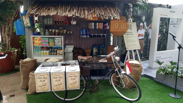 Sepeda dan warung merupakan gambaran awal dari langkah kecil Pak Eka Tjipta Widjaja sebagai seorang wirausahawan. Beliau berkeliling dengan sepeda untuk menjual kue.  (Foto: Twitter/@Sinar_MasID)