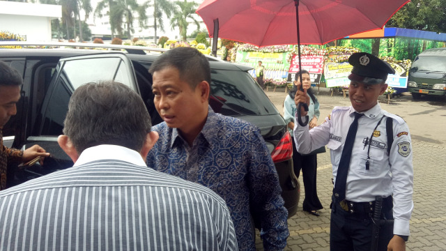 Menteri ESDM Ignasius Jonan (batik biru) menyambangi rumah duka Bos Sinar Mas Eka Tjipta Widjaja di Graha Sentosa RSPAD Gatot Soebroto (Foto: Maulana Ramadhan/kumparan)