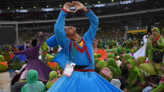 Penari menampilkan Tarian Sufi diantara Muslimat Nahdlatul Ulama (NU) yang menghadiri Harlah ke-73 Muslimat NU di Stadion Utama Gelora Bung Karno, Jakarta, Minggu (27/1).  (Foto: ANTARA FOTO/Wahyu Putro)