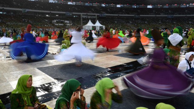 Penari menampilkan Tarian Sufi diantara Muslimat Nahdlatul Ulama (NU) yang menghadiri Harlah ke-73 Muslimat NU di Stadion Utama Gelora Bung Karno, Jakarta, Minggu (27/1).  (Foto: ANTARA FOTO/Wahyu Putro)