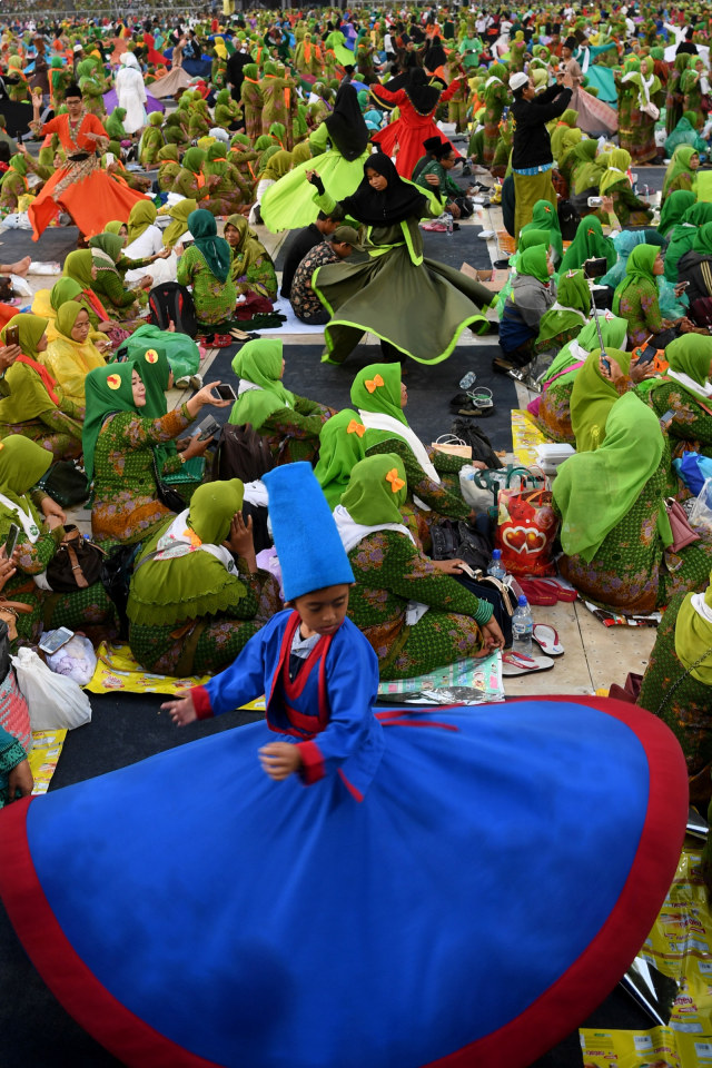 Penari menampilkan Tarian Sufi diantara Muslimat Nahdlatul Ulama (NU) yang menghadiri Harlah ke-73 Muslimat NU di Stadion Utama Gelora Bung Karno, Jakarta, Minggu (27/1).  (Foto: ANTARA FOTO/Wahyu Putro)
