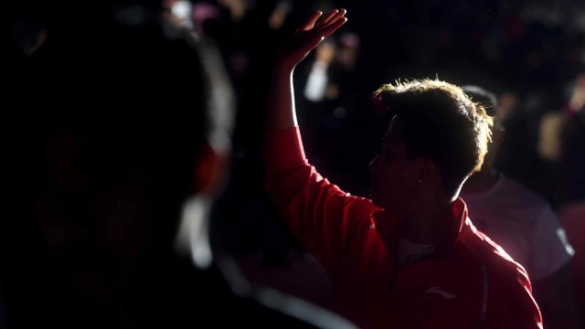 Pebulu tangkis Indonesia Liliyana Natsir melambaikan tangan saat pesta perpisahannya di Istora Senayan, Jakarta, Minggu (27/1/2019).  (Foto: ANTARA FOTO/Akbar Nugroho Gumay)