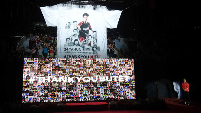 Kaos raksasa bergambar pebulu tangkis Indonesia Liliyana Natsir ditampilkan saat pesta perpisahannya di Istora Senayan, Jakarta, Minggu (27/1/2019).  (Foto: ANTARA FOTO/Akbar Nugroho Gumay)