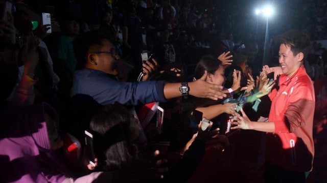 Pebulu tangkis Indonesia Liliyana Natsir (kanan) menyapa pendukung saat pesta perpisahannya di Istora Senayan, Jakarta, Minggu (27/1/2019).  (Foto: ANTARA FOTO/Akbar Nugroho Gumay)