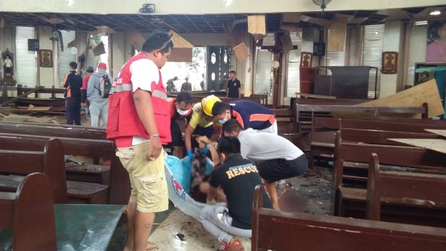 Sejumlah petugas evakuasi korban ledakan bom di Gereja Jolo, Filipina.  (Foto: Twitter/@philredcross)