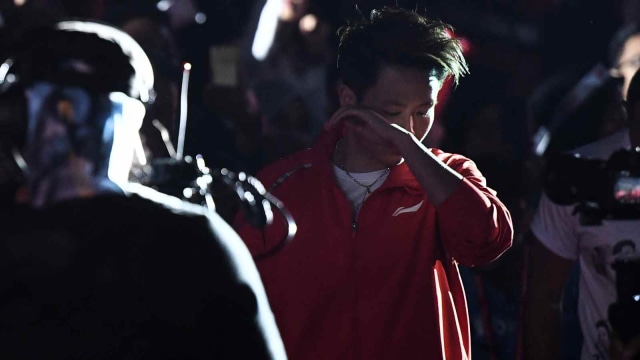 Pebulu tangkis Liliyana Natsir menghapus air mata saat pesta perpisahannya di Istora Senayan, Jakarta, Minggu (27/1/2019). (Foto: ANTARA FOTO/Hafidz Mubarak A)