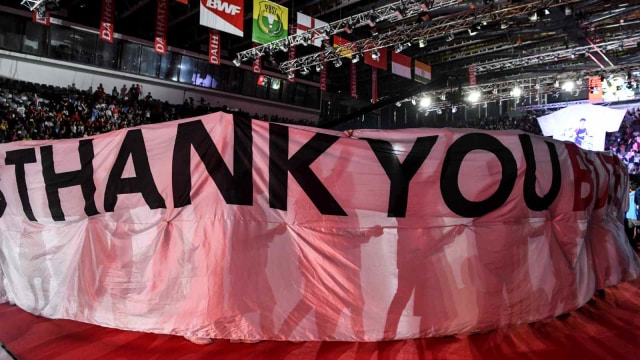 Spanduk ucapan terima kasih kepada pebulu tangkis Liliyana Natsir dibentangkan saat pesta perpisahannya di Istora Senayan, Jakarta, Minggu (27/1/2019).  (Foto: ANTARA FOTO/Hafidz Mubarak A)