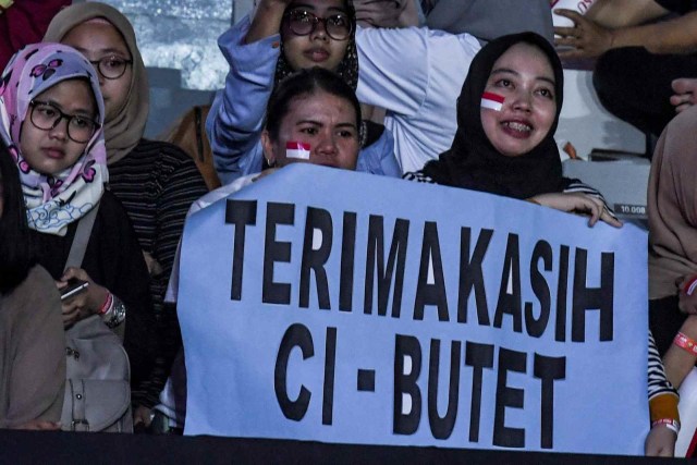 Suporter menunjukkan spanduk ucapan terima kasih kepada pebulu tangkis Liliyana Natsir saat pesta perpisahannya di Istora Senayan, Jakarta, Minggu (27/1/2019).  (Foto: ANTARA FOTO/Hafidz Mubarak A)