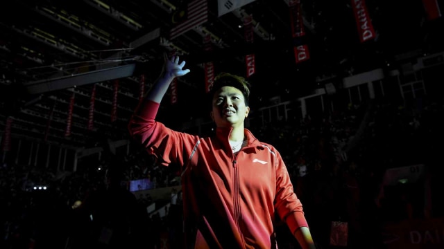 Pebulu tangkis Liliyana Natsir melambaikan tangan ke arah suporter saat pesta perpisahannya di Istora Senayan, Jakarta, Minggu (27/1/2019).  (Foto: ANTARA FOTO/Hafidz Mubarak A)