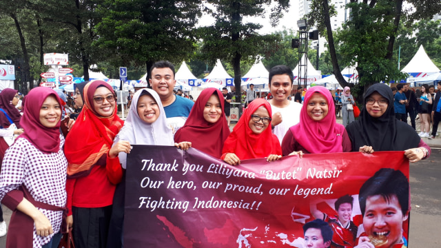 Komunitas Badminton Huru-Hara setia mendukung Owi/Butet setiap tampil di Istora. (Foto: Karina Nur Shabrina/kumparan)