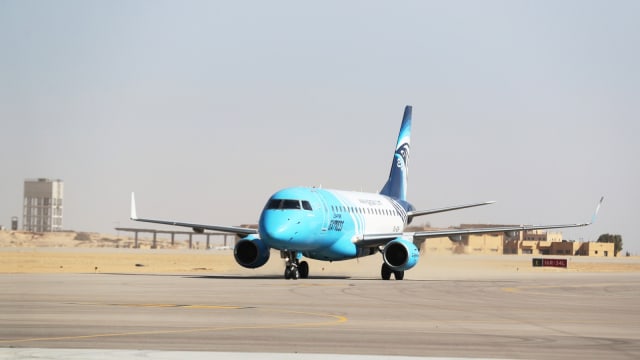Pesawat EgyptAir Express terlihat mendarat di Bandara Internasional Sphinx baru di Kairo barat, Mesir.  (Foto: REUTERS/Mohamed Abd El Ghany)