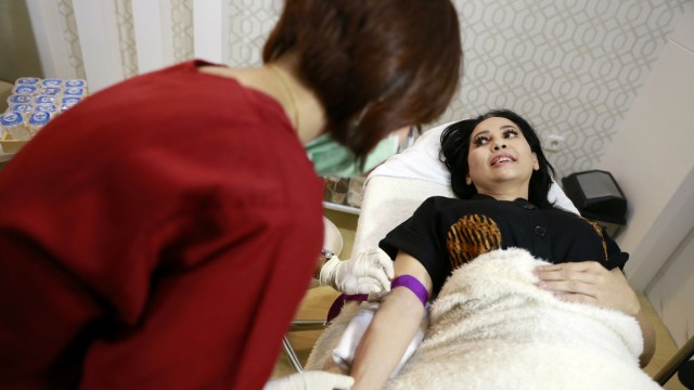 Artis senior Meriam Bellina saat perawatan kecantikan di kawasan Tanjung Duren Jakarta Minggu (27/01). (Foto: Ronny/kumparan)