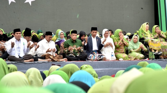 Presiden RI Joko Widodo bersama sang istri, Iriana Widodo, Pada Acara Harlah Muslimat NU di GBK, Minggu (27/1). (Foto: Dok. Biro Pers Setpres)