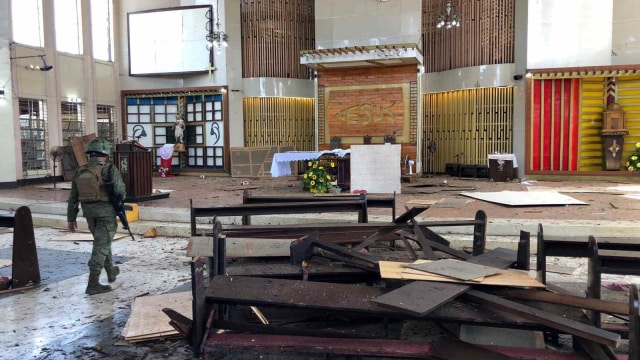 Seorang tentara berjalan ke dalam Gereja Katolik Roman, Jolo, Provinsi Sulu, Filipina Selatan. (Foto: Armed Forces of the Philippines - Western Mindanao Command/Handout via REUTERS )
