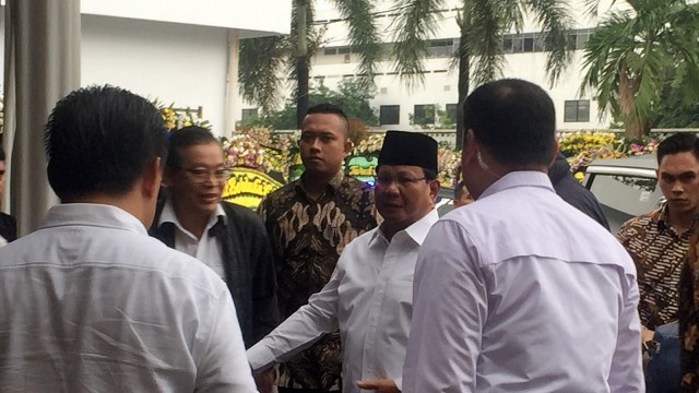 Prabowo Subianto di rumah duka Pendiri Sinar Mas Eka Tjipta Widjaja (27/1). (Foto: Tsana Fairuz/kumparan)