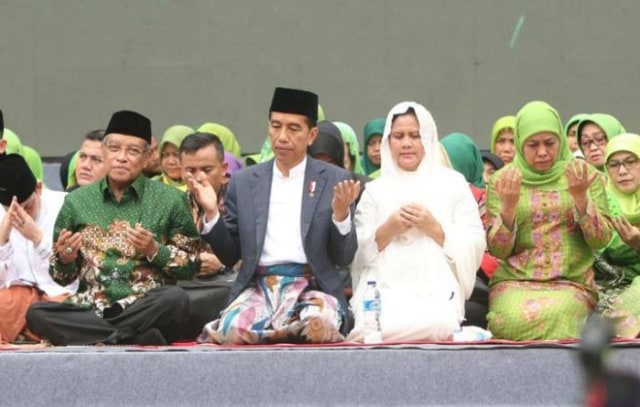 Salat Malam Dipimpin Kiai Asep Diguyur Hujan, Khofifah dan Ribuan Muslimat NU Tetap Khusuk