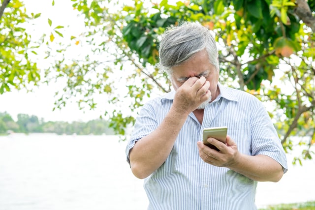 Ilustrasi Pria Fokus Menggunakan Handphone Foto: Shutterstock