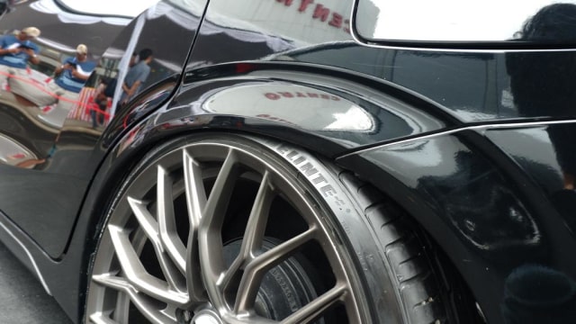 Modifikasi Xpander bergaya elegan nan ceper: Jarak antara tepian ban atas yang sudah tertutupi dengan fender (Foto: Aditya Pratama Niagara/kumparanOTO)