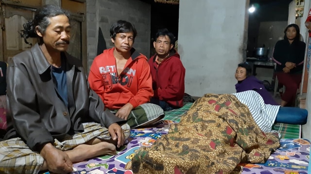 Salah satu korban meninggal akibat rumah tertimpa longsor di Bali. (Foto: Dok. BPBB Bali)