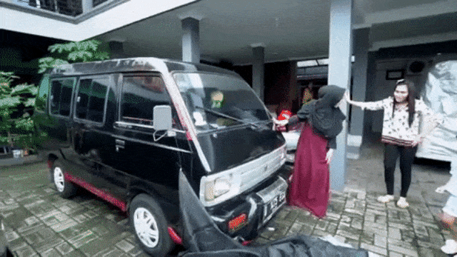 Ria Ricis Diiming-imingi mobil antik oleh Ayu Ting Ting (Foto: YouTube:  Ricis Official)