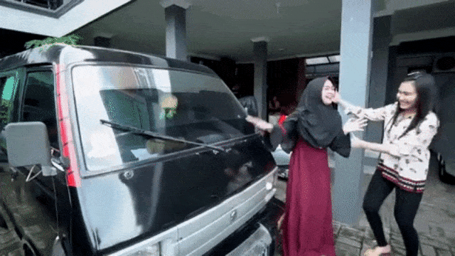 Ria Ricis Diiming-imingi mobil antik oleh Ayu Ting Ting (Foto: YouTube:  Ricis Official)