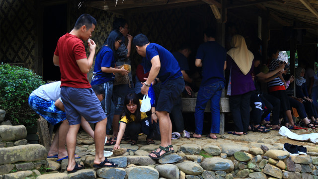Wisatawan lokal menikmati buah duren di kawasan wisata Baduy luar. (Foto: Aditia Noviansyah/kumparan)