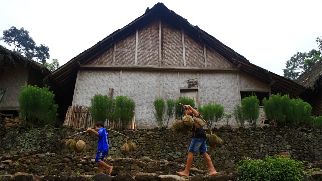 Warga membawakan puluhan duren yang sudah dibeli oleh wisatawan. (Foto: Aditia Noviansyah/kumparan)