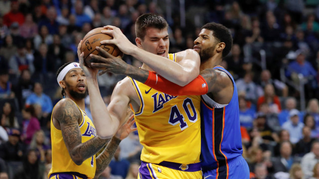 Ivica Zubac di laga Oklahoma City Thunder vs LA Lakers. (Foto: Alonzo Adams-USA TODAY Sports)
