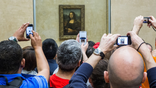 Sejumlah pengunjung melihat lukisan Monalisa karya Leonardo da vinci. Foto: pixabay