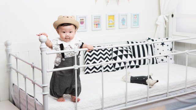 Bayi belajar berdiri. (Foto: Shutterstock)