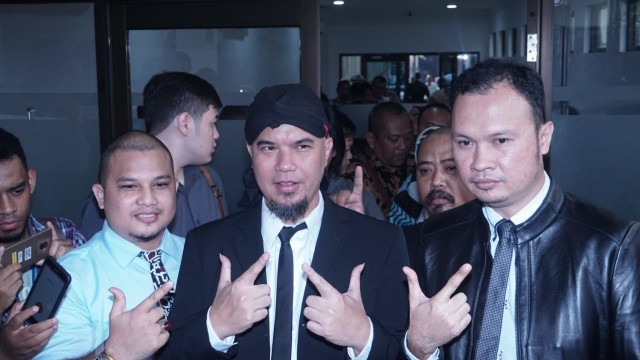 Ahmad Dhani (tengah) jelang sidang vonis di Pengadilan Negeri Jakarta Selatan, Senin (28/1/2019). (Foto: Nugroho Sejati/kumparan)