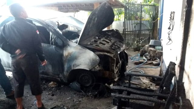 Kondisi rumah direktur eksekutif Walhi NTB Murdani yang dibakar orang tak dikenal.  (Foto: Dok. Walhi)