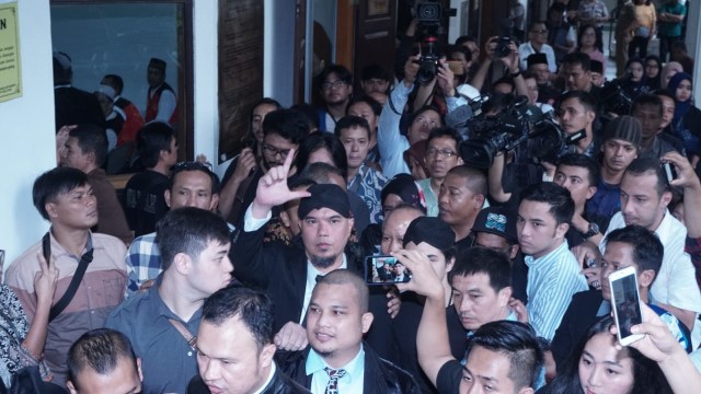 Ahmad Dhani usai sidang vonis di Pengadilan Negeri Jakarta Selatan. (Foto: Nugroho Sejati/kumparan)