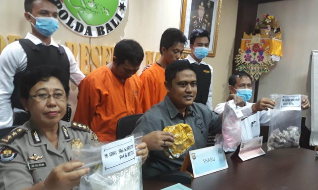 Polisi menunjukkan tersangka dan barang bukti oeredaran narkoba, Senin (28/1) - kanalbali/LSU