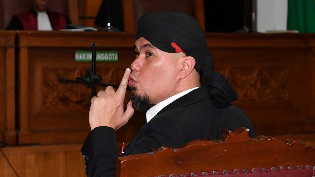 Terdakwa kasus ujaran kebencian Ahmad Dhani bersiap menjalani sidang putusan di Pengadilan Negeri Jakarta Selatan, Jakarta, Senin (28/1/2019).  (Foto: ANTARA FOTO/Sigid Kurniawan)