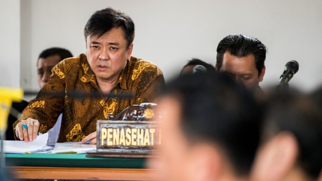 Terdakwa kasus dugaan suap perizinan Proyek Meikarta Billy Sindoro (kiri) di Pengadilan Negeri Klas 1A Khusus Bandung, Jawa Barat. Foto: ANTARA FOTO/M Agung Rajasa