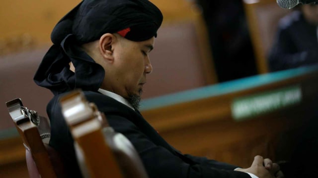 Musisi Ahmad Dhani saat menjalani sidang putusan di Pengadilan Negeri Jakarta Selatan Jakarta Senin (28/01). (Foto: Ronny/kumparan)