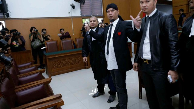 Musisi Ahmad Dhani saat menjalani sidang putusan di Pengadilan Negeri Jakarta Selatan Jakarta Senin (28/01). (Foto: Ronny/kumparan)