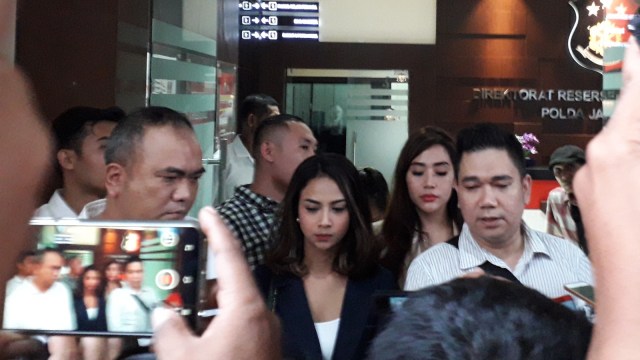 Vanessa Angel datangi Mapolda Jatim untuk Wajib Lapor. (Foto: Yuana Fatwalloh/kumparan)
